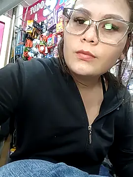 Snapshot of Vale_Saenzz chatting on 11.18.25 Vale Saenzz online show from 11.18.25