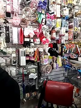 Snapshot of Vale_Saenzz chatting on 11.19.25 Vale Saenzz online show from 11.19.25