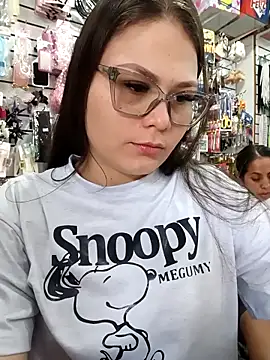 Snapshot of Vale_Saenzz chatting on 11.21.25 Vale Saenzz online show from 11.21.25