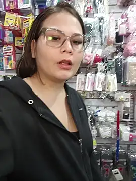 Snapshot of Vale_Saenzz chatting on 11.27.25 Vale Saenzz online show from 11.27.25