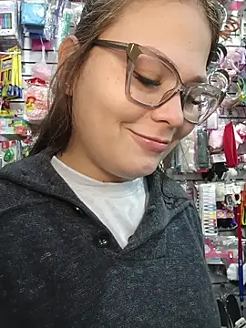 Snapshot of Vale_Saenzz chatting on 11.28.25 Vale Saenzz online show from 11.28.25