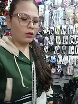 Snapshot of Vale_Saenzz chatting on 12.23.25 Vale Saenzz online show from 12.23.25