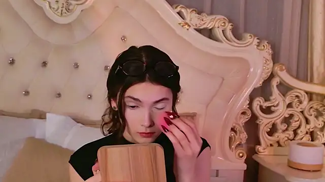 Snapshot of GIGI_DAV chatting on 10.30.25 GIGI DAV online show from 10.30.25