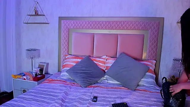 ElhaThomson online show from 02.16.25