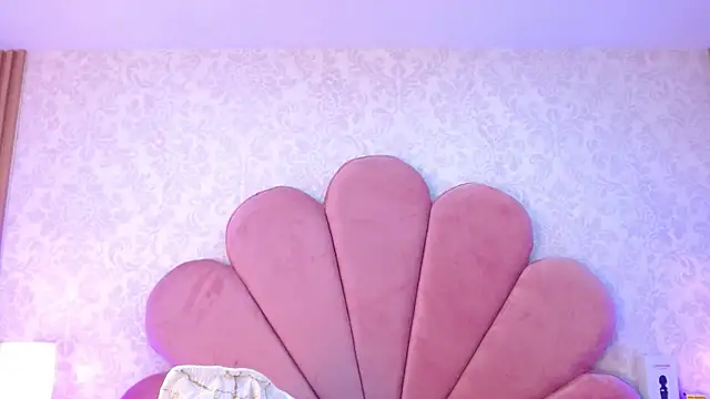 ElhaThomson online show from 11.25.25