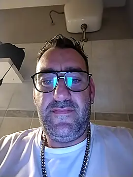 Snapshot of Hardasanut chatting on 11.13.25 Hardasanut online show from 11.13.25