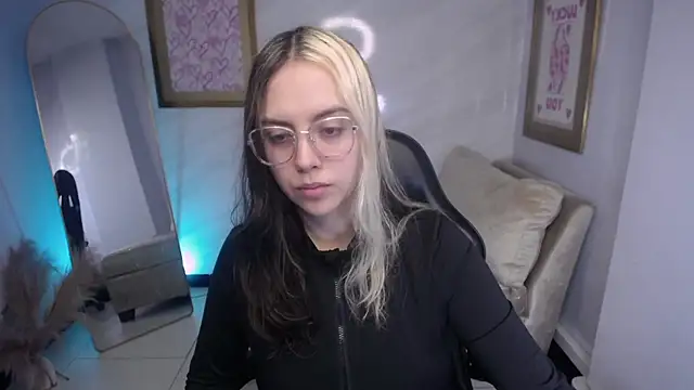 Hela v online show from 09.19.25