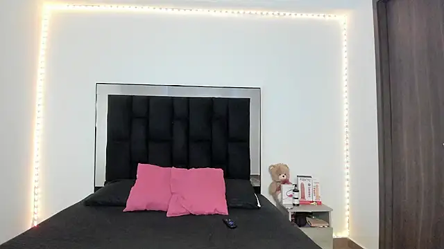 Snapshot of victoriacolin chatting on 02.24.25 victoriacolin online show from 02.24.25