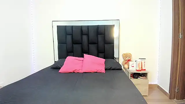 Snapshot of victoriacolin chatting on 02.26.25 victoriacolin online show from 02.26.25