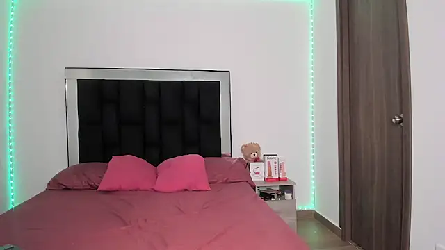 Snapshot of victoriacolin chatting on 03.05.25 victoriacolin online show from 03.05.25