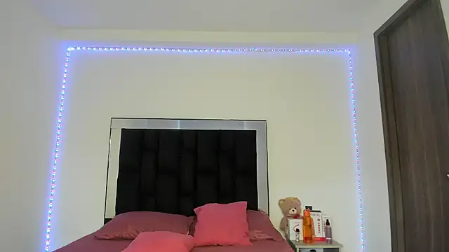 Snapshot of victoriacolin chatting on 03.07.25 victoriacolin online show from 03.07.25