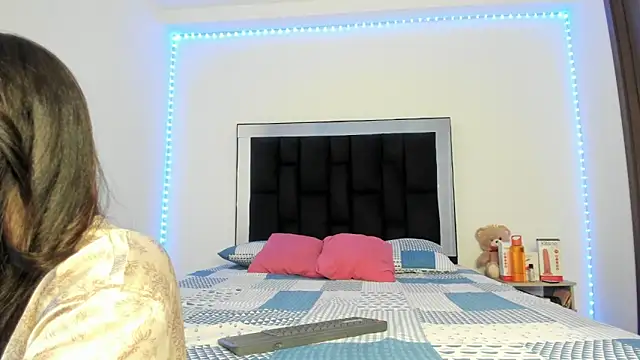 Snapshot of victoriacolin chatting on 03.22.25 victoriacolin online show from 03.22.25