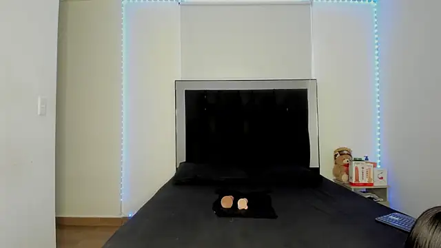 Snapshot of victoriacolin chatting on 11.11.25 victoriacolin online show from 11.11.25