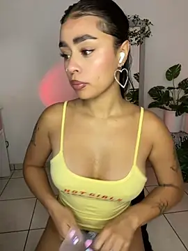 Snapshot of meli_ortiz_ chatting on 11.26.25 meli ortiz online show from 11.26.25