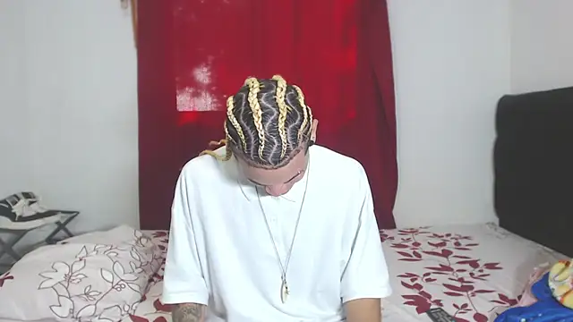 Snapshot of hot_man05 chatting on 02.01.25 hot man05 online show from 02.01.25