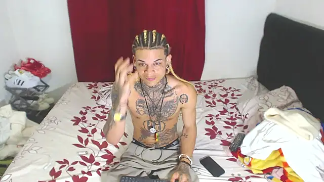 Snapshot of hot_man05 chatting on 02.19.25 hot man05 online show from 02.19.25