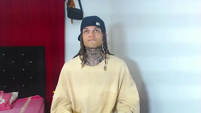 Snapshot of hot_man05 chatting on 03.19.25 hot man05 online show from 03.19.25