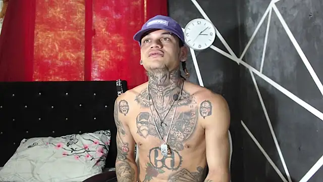 Snapshot of hot_man05 chatting on 10.01.25 hot man05 online show from 10.01.25