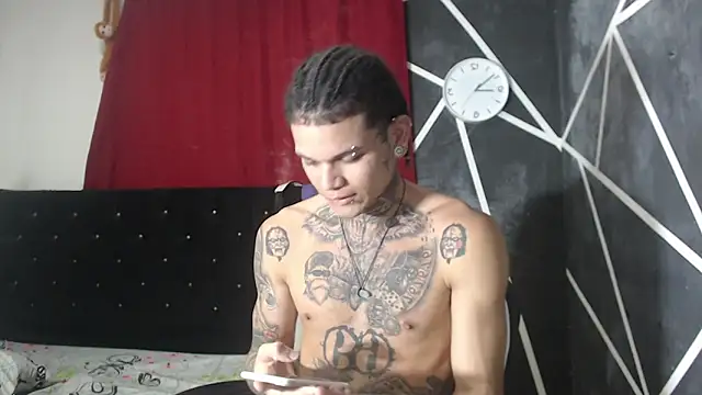 Snapshot of hot_man05 chatting on 10.11.25 hot man05 online show from 10.11.25