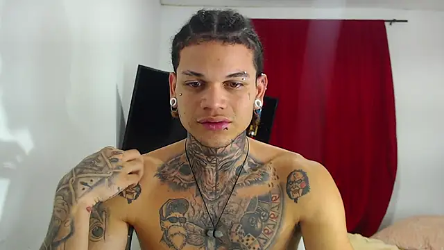 Snapshot of hot_man05 chatting on 10.17.25 hot man05 online show from 10.17.25