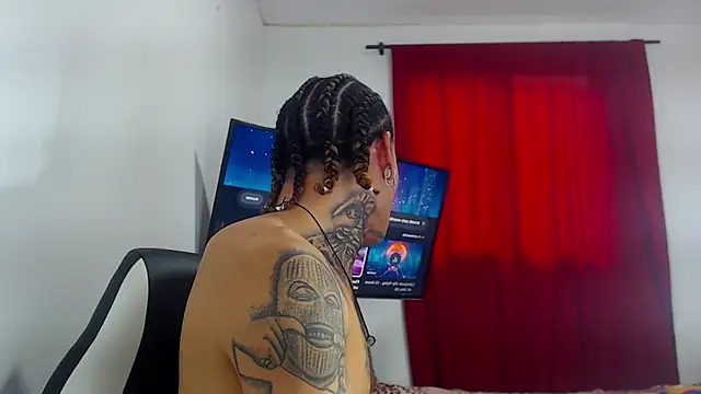 Snapshot of hot_man05 chatting on 10.24.25 hot man05 online show from 10.24.25