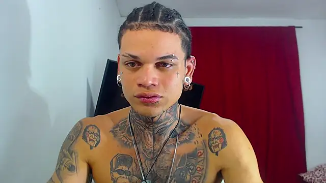 Snapshot of hot_man05 chatting on 10.27.25 hot man05 online show from 10.27.25