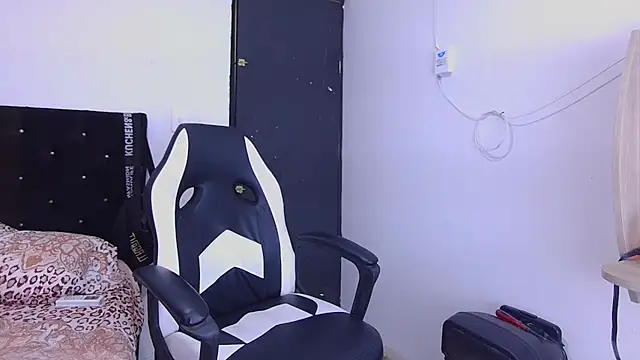 Snapshot of hot_man05 chatting on 10.30.25 hot man05 online show from 10.30.25