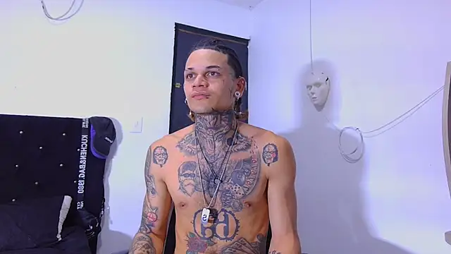 Snapshot of hot_man05 chatting on 12.04.25 hot man05 online show from 12.04.25