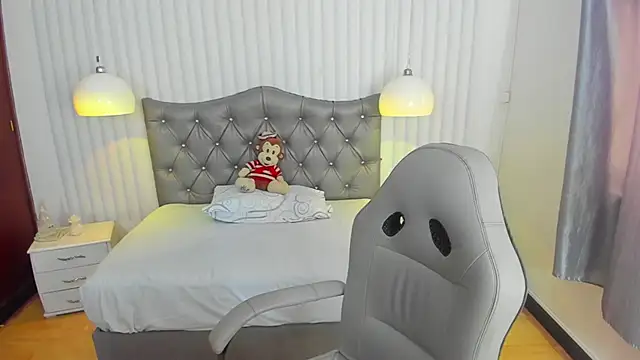 mia vanucci1 online show from 09.30.25