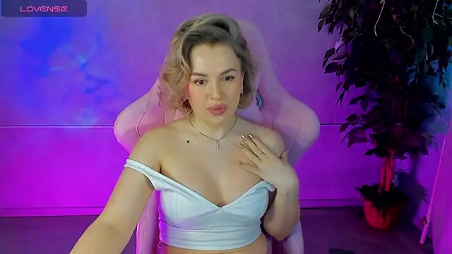 Snapshot of Nikki_Kai chatting on 03.11.25 Nikki Kai online show from 03.11.25