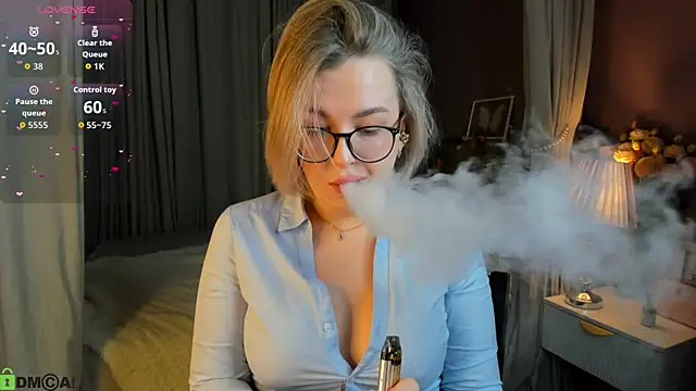 Snapshot of Nikki_Kai chatting on 10.08.25 Nikki Kai online show from 10.08.25