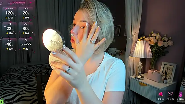 Snapshot of Nikki_Kai chatting on 10.13.25 Nikki Kai online show from 10.13.25