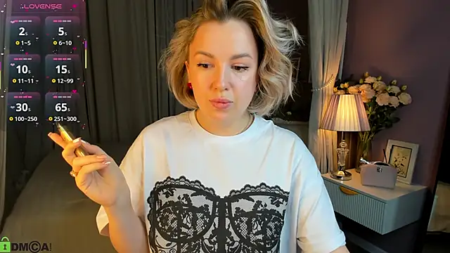 Snapshot of Nikki_Kai chatting on 10.22.25 Nikki Kai online show from 10.22.25