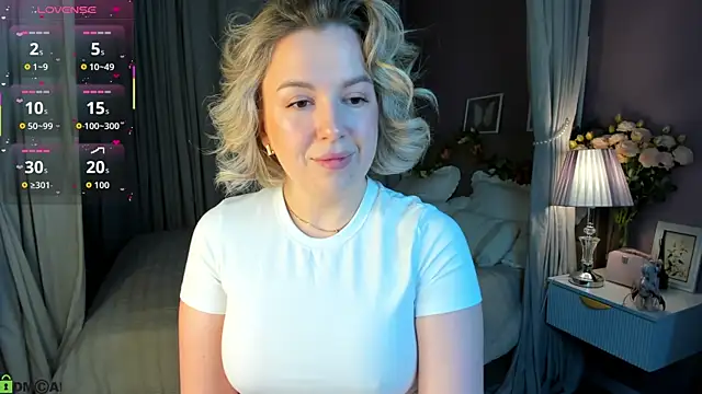 Snapshot of Nikki_Kai chatting on 10.29.25 Nikki Kai online show from 10.29.25