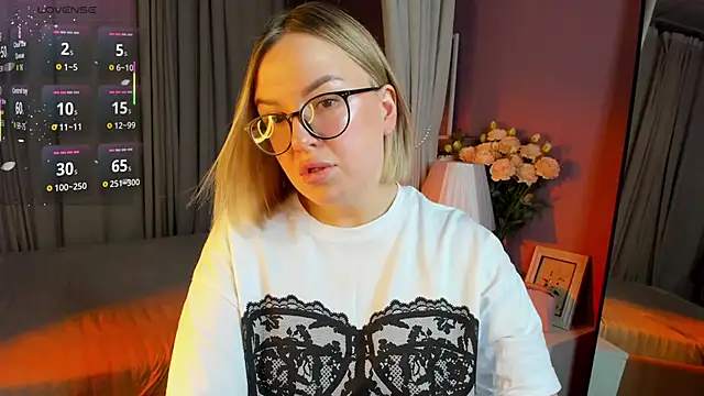 Snapshot of Nikki_Kai chatting on 11.22.25 Nikki Kai online show from 11.22.25