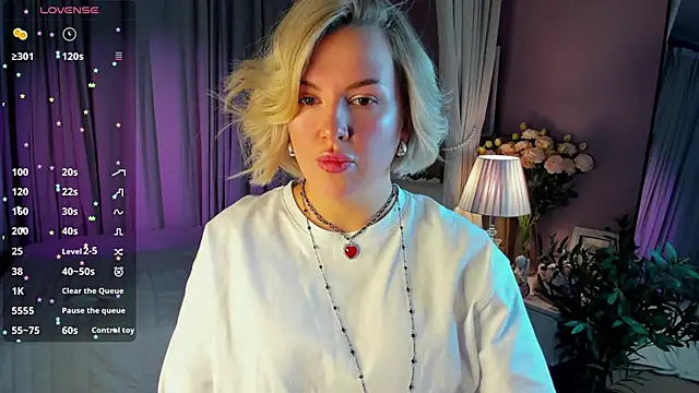 Snapshot of Nikki_Kai chatting on 12.15.25 Nikki Kai online show from 12.15.25