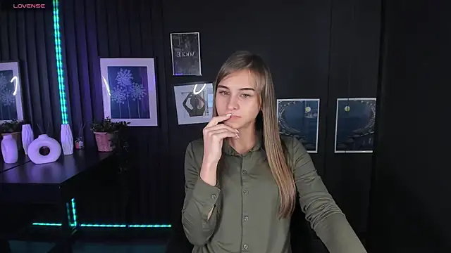 Snapshot of CharmBianca chatting on 02.08.25 CharmBianca online show from 02.08.25