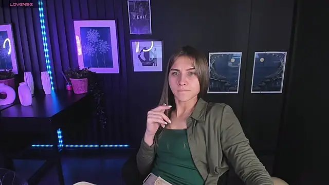 Snapshot of CharmBianca chatting on 02.21.25 CharmBianca online show from 02.21.25