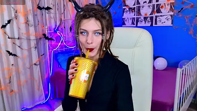 Snapshot of AnTikaMy chatting on 10.30.25 AnTikaMy online show from 10.30.25