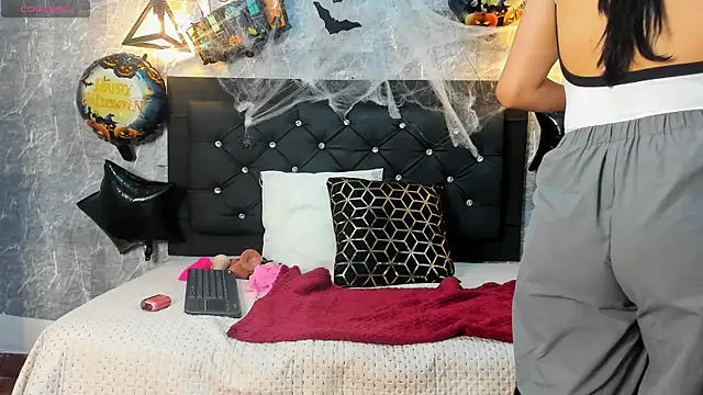 Snapshot of emberhodson chatting on 10.29.25 emberhodson online show from 10.29.25