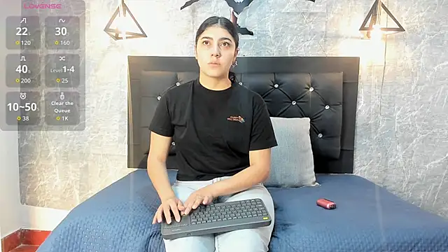 Snapshot of emberhodson chatting on 11.03.25 emberhodson online show from 11.03.25