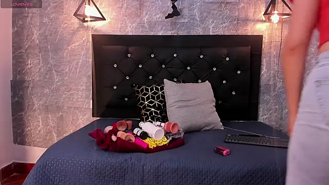 Snapshot of emberhodson chatting on 11.04.25 emberhodson online show from 11.04.25