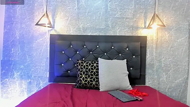 Snapshot of emberhodson chatting on 11.11.25 emberhodson online show from 11.11.25