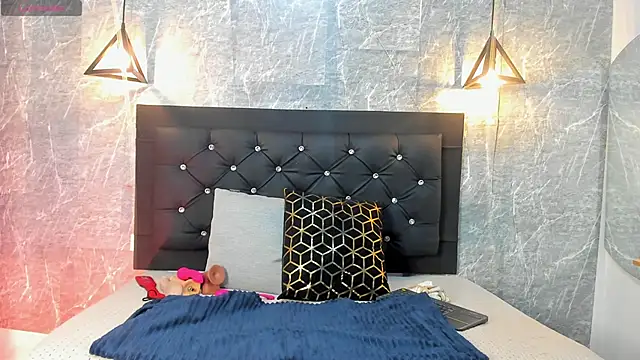 Snapshot of emberhodson chatting on 11.12.25 emberhodson online show from 11.12.25