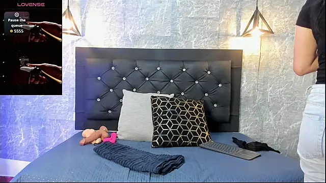 Snapshot of emberhodson chatting on 11.21.25 emberhodson online show from 11.21.25