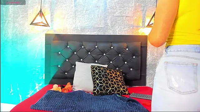 Snapshot of emberhodson chatting on 11.24.25 emberhodson online show from 11.24.25