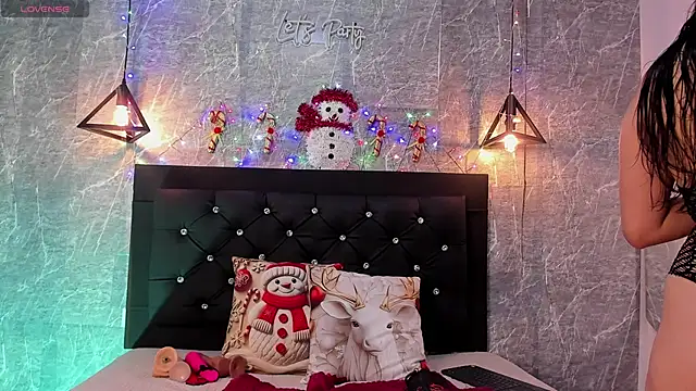 Snapshot of emberhodson chatting on 11.27.25 emberhodson online show from 11.27.25