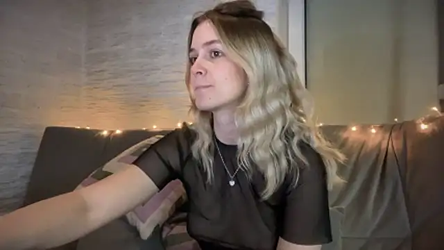 Snapshot of amandatalk chatting on 11.19.25 amandatalk online show from 11.19.25