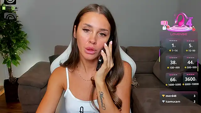 Snapshot of Anya-Ray chatting on 10.08.25 Anya-Ray online show from 10.08.25