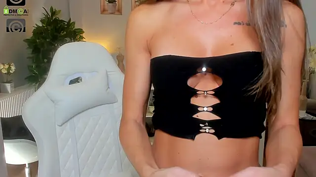 Snapshot of Anya-Ray chatting on 11.06.25 Anya-Ray online show from 11.06.25